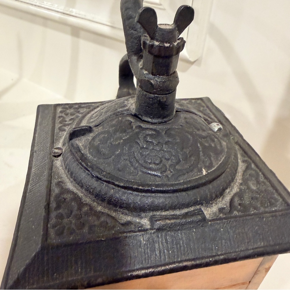 Vintage Wooden Coffee Grinder Hand Crank Cast Iron Mill WORKING coffee grinder - Picture 2 of 9